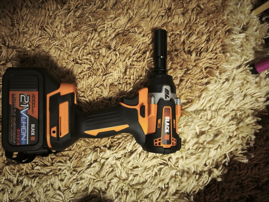 Vând mașina cu impact Black brushless