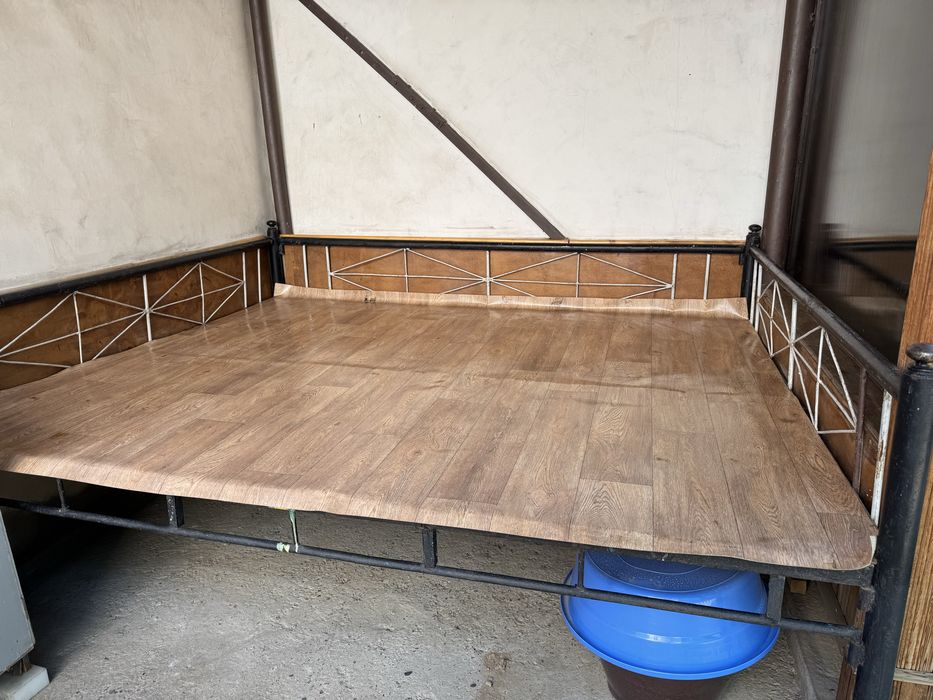 Продается металлический топчан (сўри)