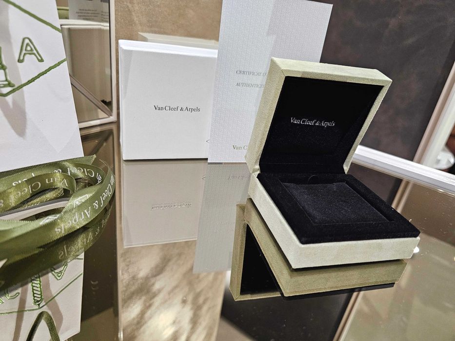 Van Cleef & Arpels VCA Пълен Комплект Кутия и Сертификат за Колие