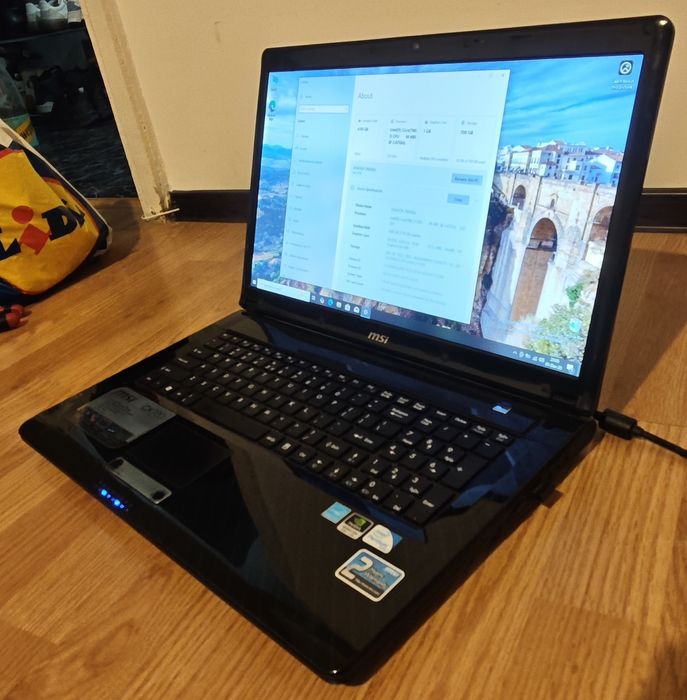 MSI 17.3 inch, intel i5, 2 GPU, 2 harduri, 4 GB ram