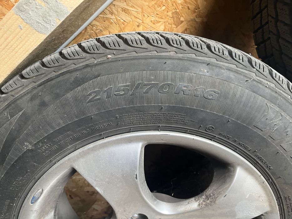 Set jante cu anvelope de iarnă 215 70 R 16 100 T