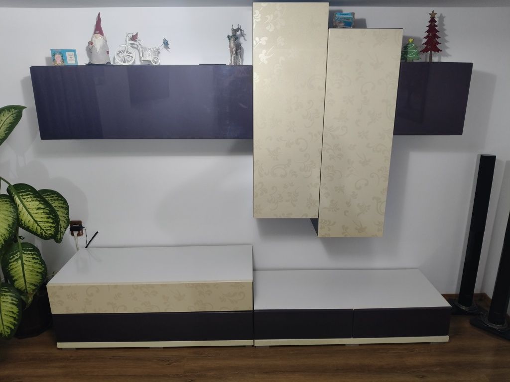 Vand mobila living