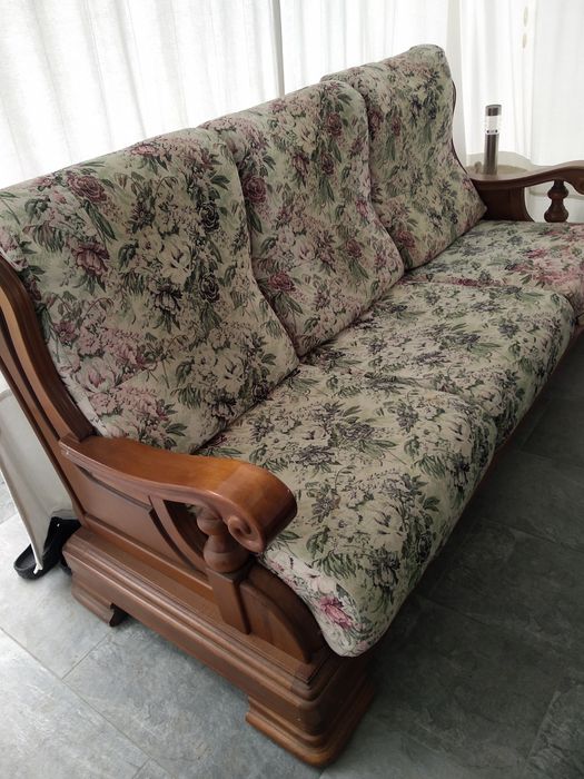 Vând canapea și două fotolii lemn masiv