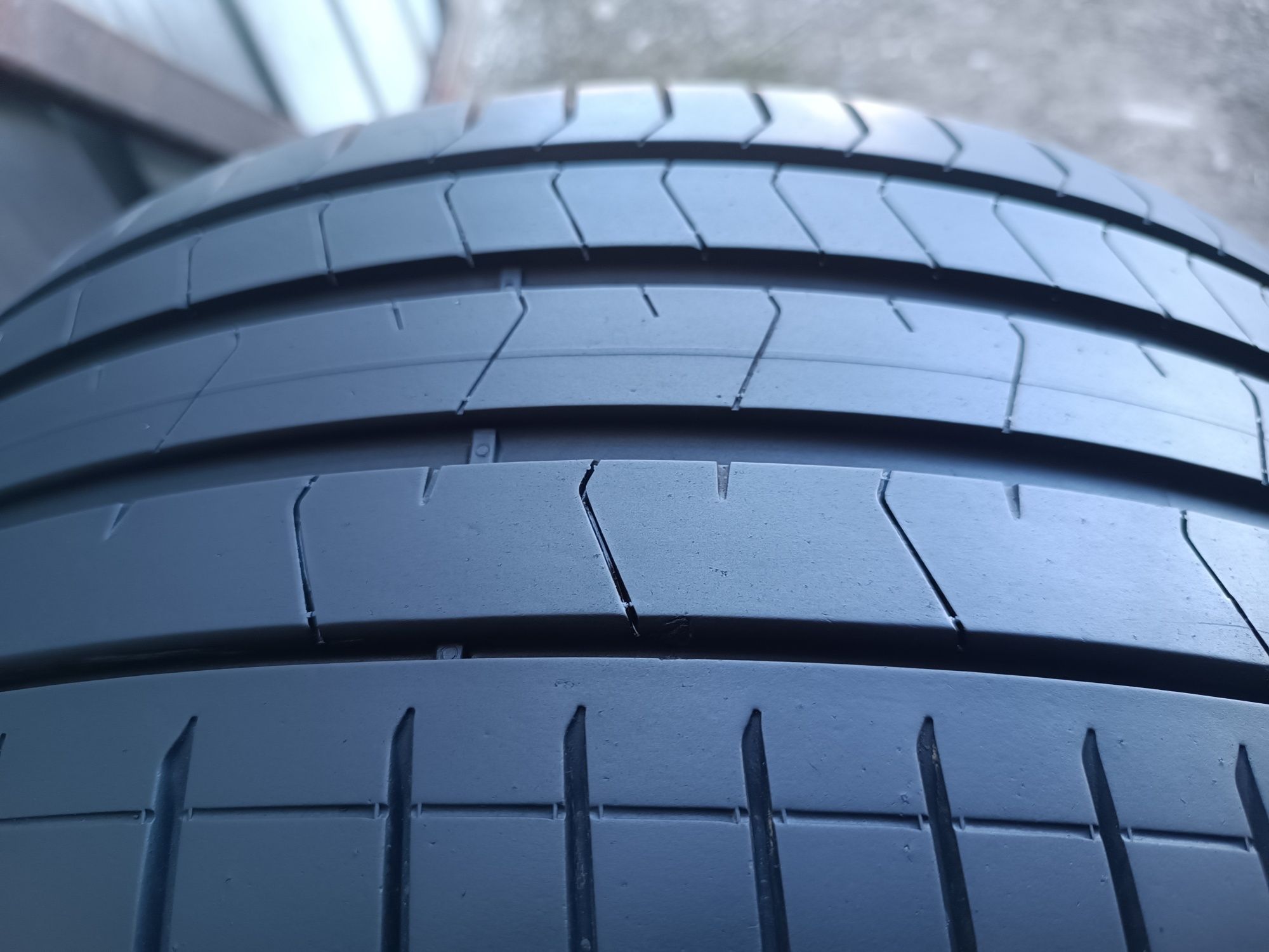 255/35/19 Pirelli