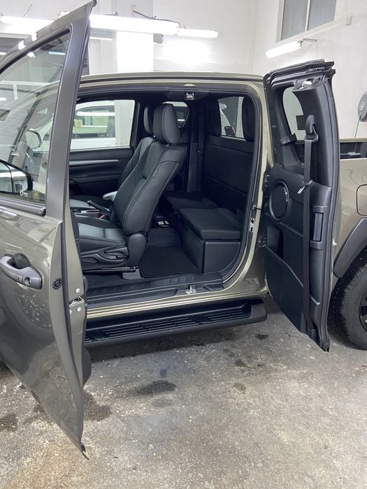 Toyota Hilux Extra Cab Invincible 2.8D 4WD Automata Pret cu TVA inclus