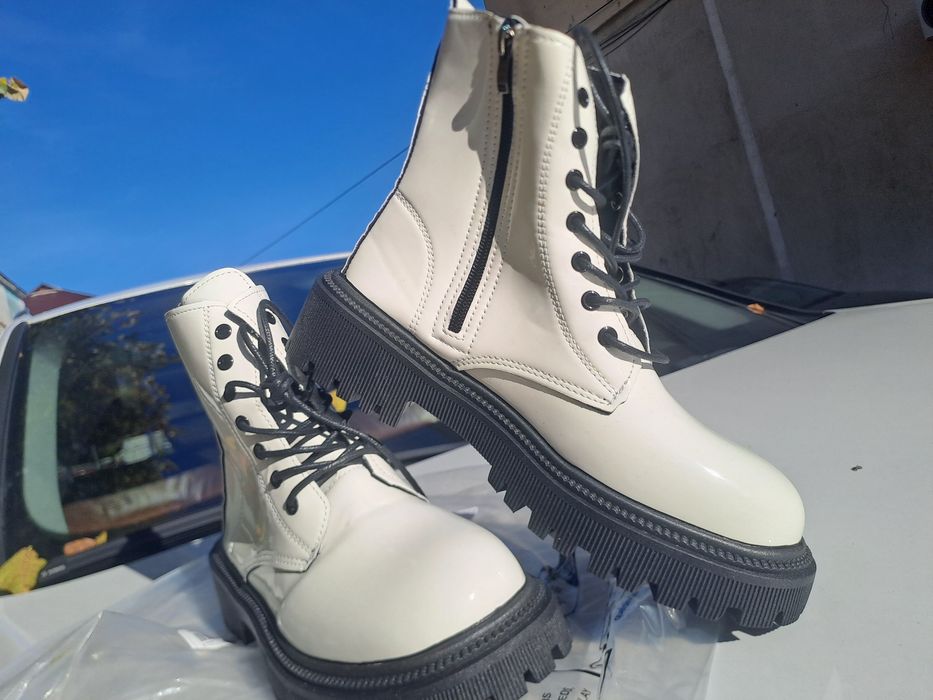 Ghete noi albe cu talpa neagra