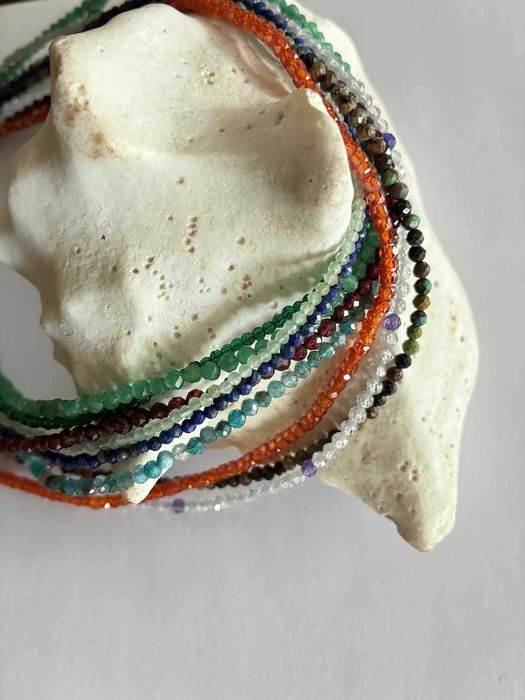 Колиета с фасетирани камъни-гранат, карнеол, аметист, кварц, аквамарин