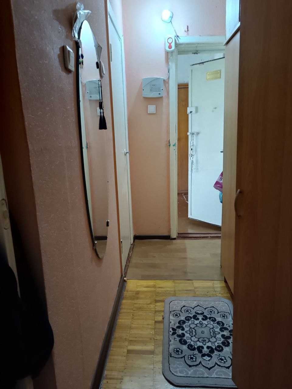 1/5/5 Сергели 7 с бал. 2х6 м! . Квартира 44 м². Метро "3 бекат" -300 м