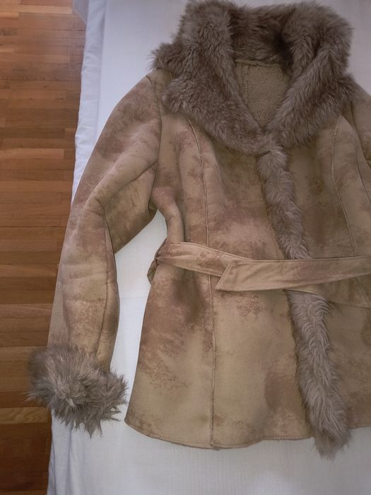 Vand o jacheta din piele ecologica cu guler din blana