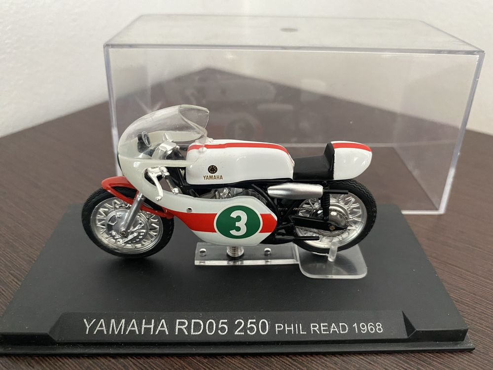 Vand macheta de colectie motocicleta Yamaha .