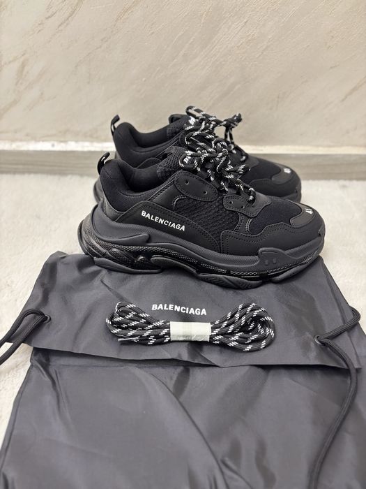 Balenciaga triple S •