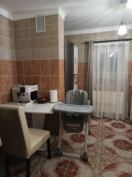 Vând apartament decomandat cu 3 camere, micro 16