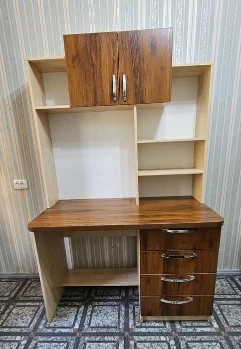 Продаётся письменный стол