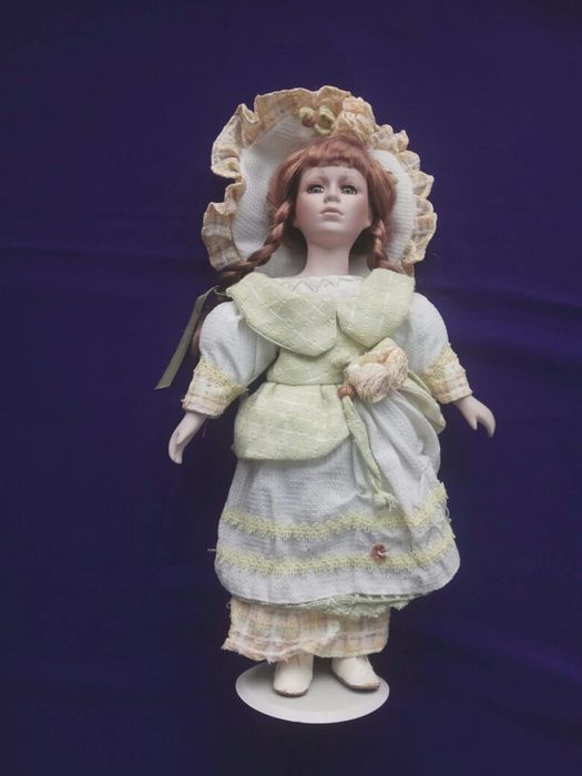 Продавам две порцеланови кукли