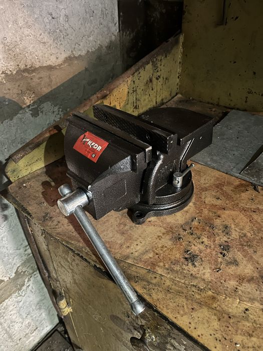 Тиски слесарные Кедр