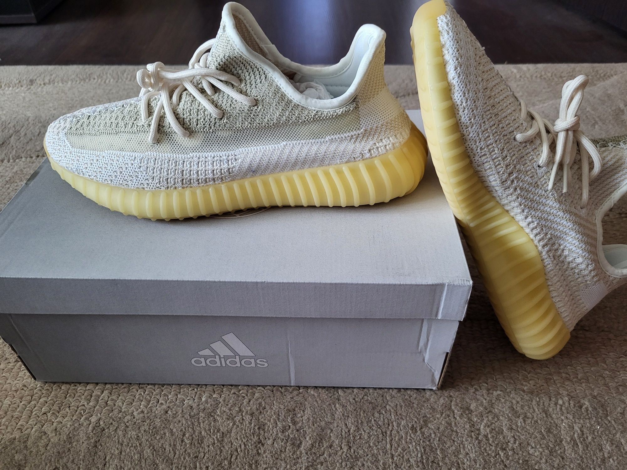 Adidas Yeezy numărul  42,43 1/2.