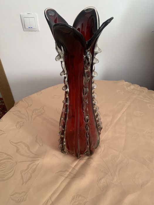 Vază din rubin vișinie