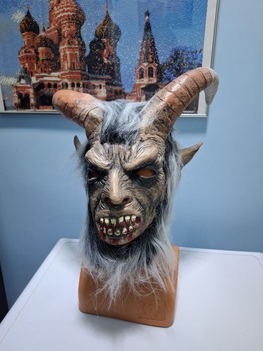 Маска латексова неупотребявана