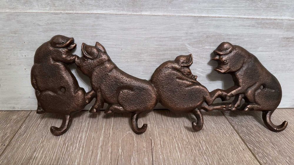 Чугунена закачалка– Веселите прасенца.