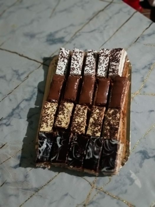 Prăjituri de vânzare