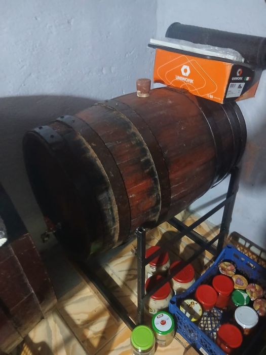 Butoaie de lemn date cu lac