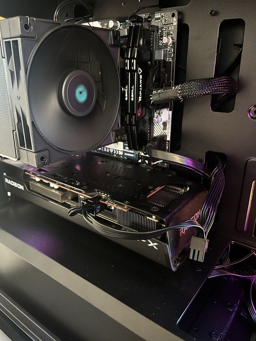 Placa video XFX Radeon 6600xt ,cu 3 ventilatoare ,stare excelenta