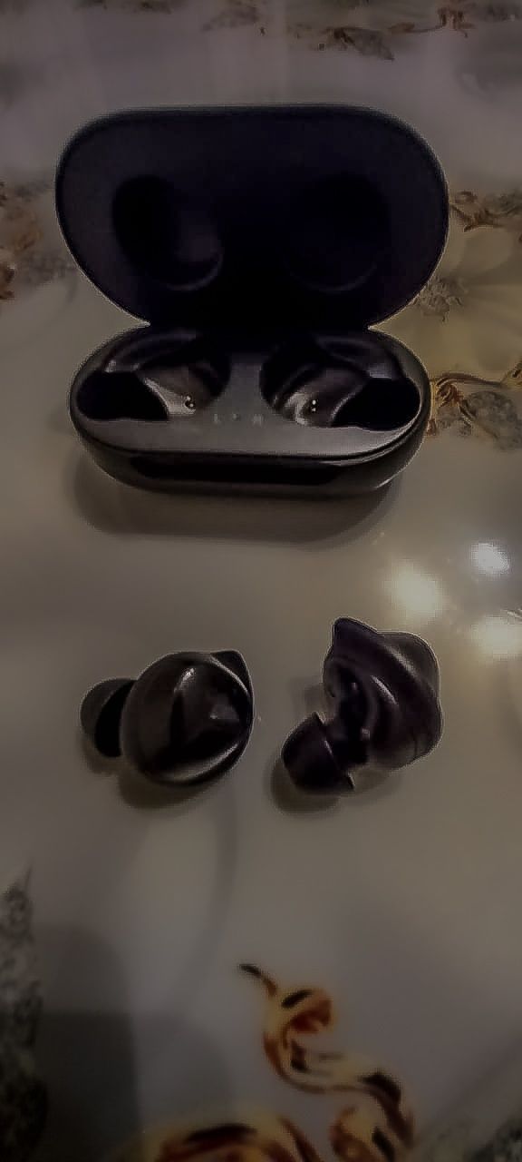 Продам Galaxy Buds безпроводные наушники в хорошем состояний