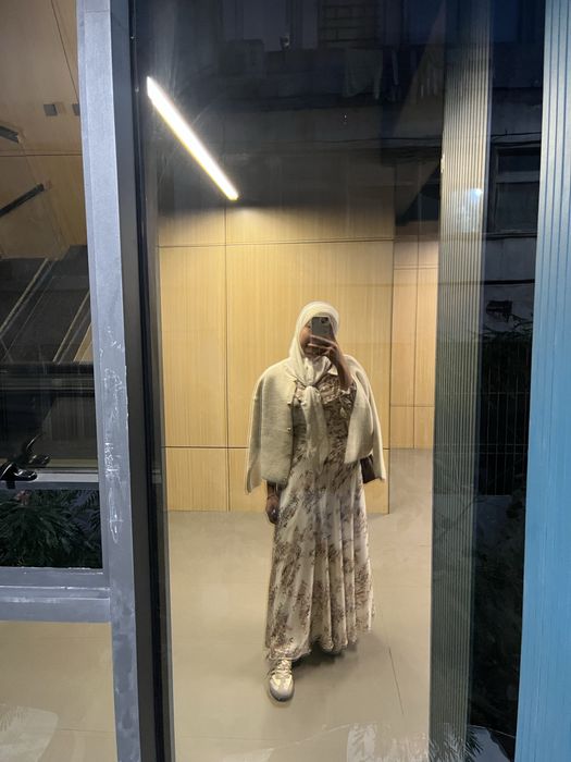 yozgi koylak juda chiroyli turadi asrab kiyilgan