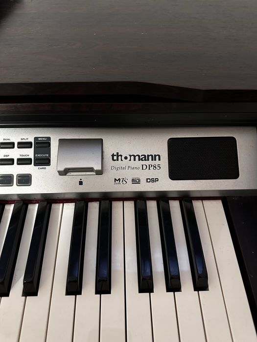 Vând pian Thomann DP85