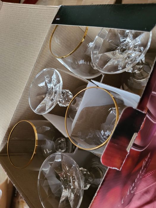 Фужеры для вина, с золотой коемкой.