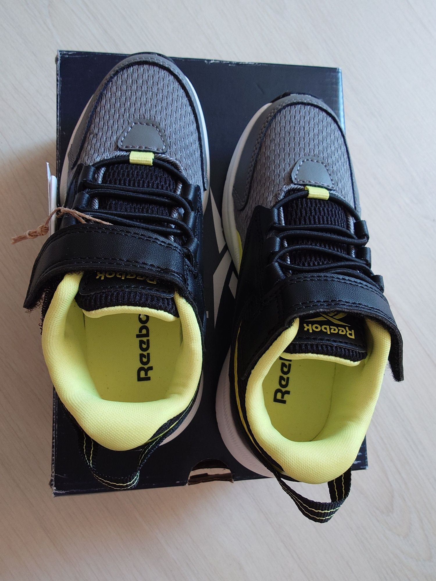 Нови Reebok маратонки за момче