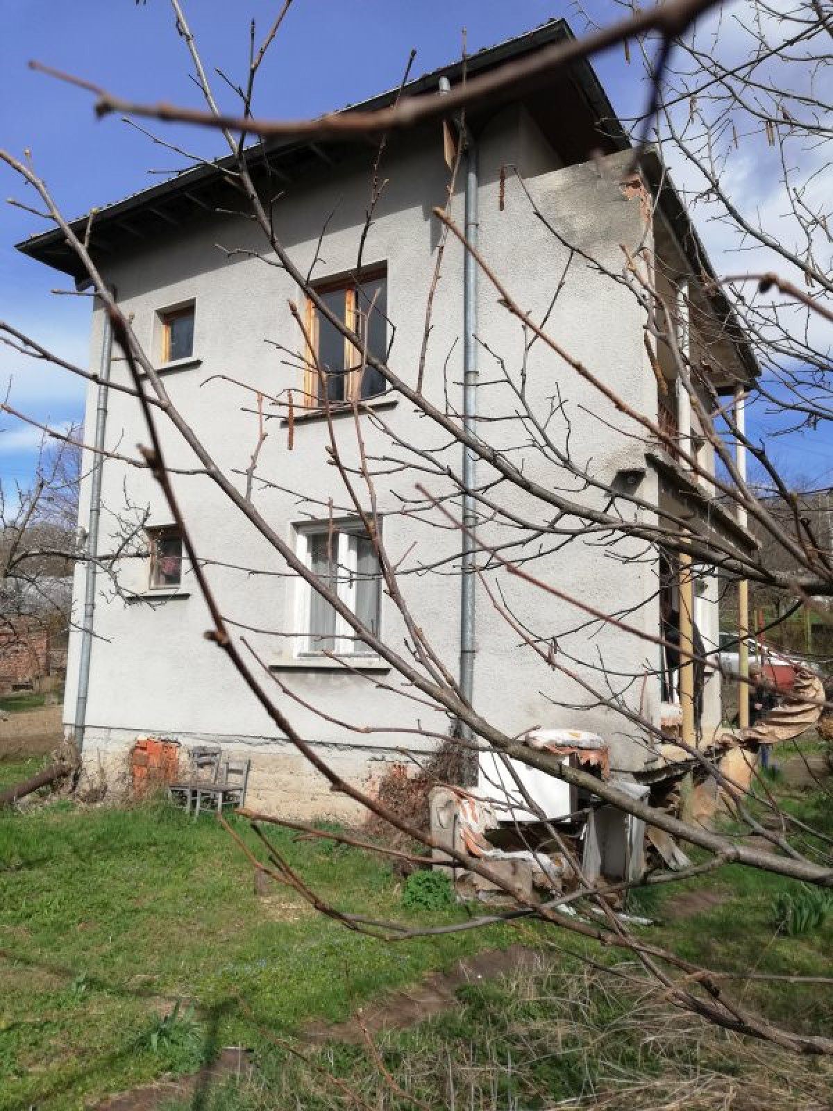 Къща в гр. Земен