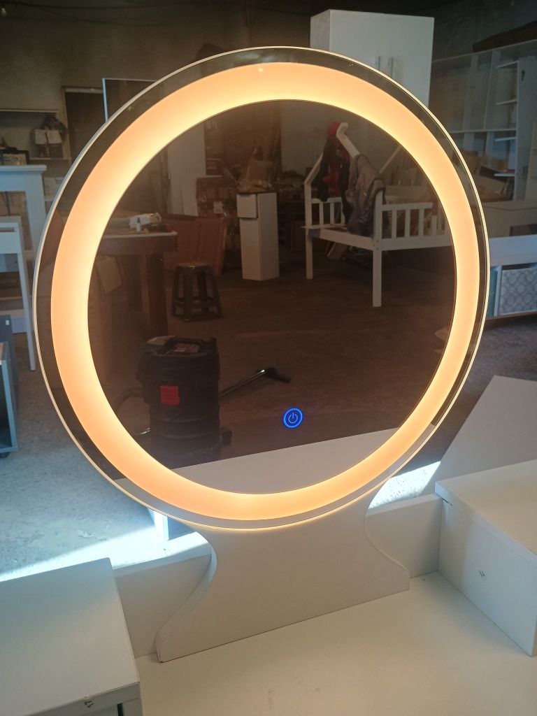 Дамска тоалетка с LED огледало и столче