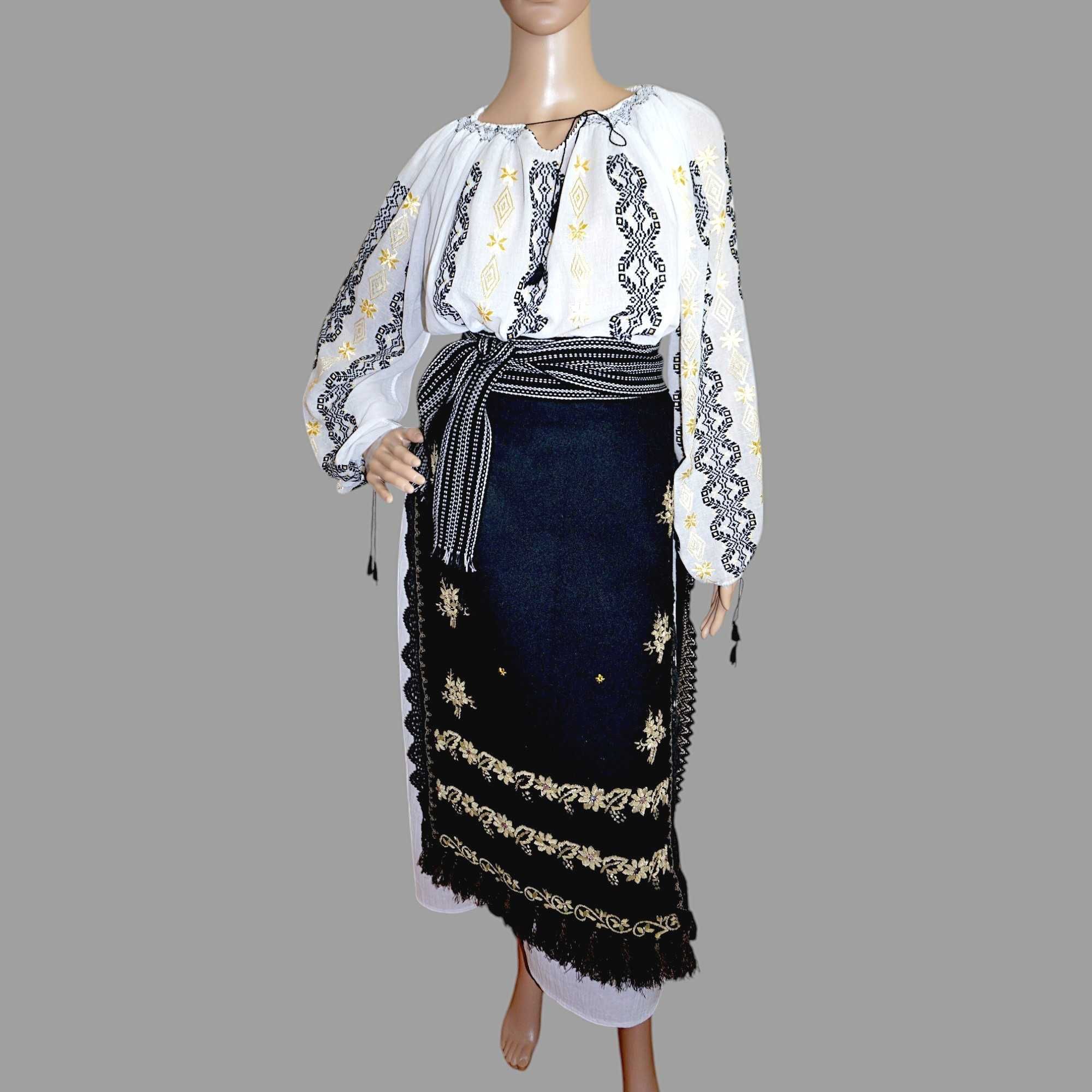 Costum popular cu ie brodata manual si catrinta fir metalic M-L