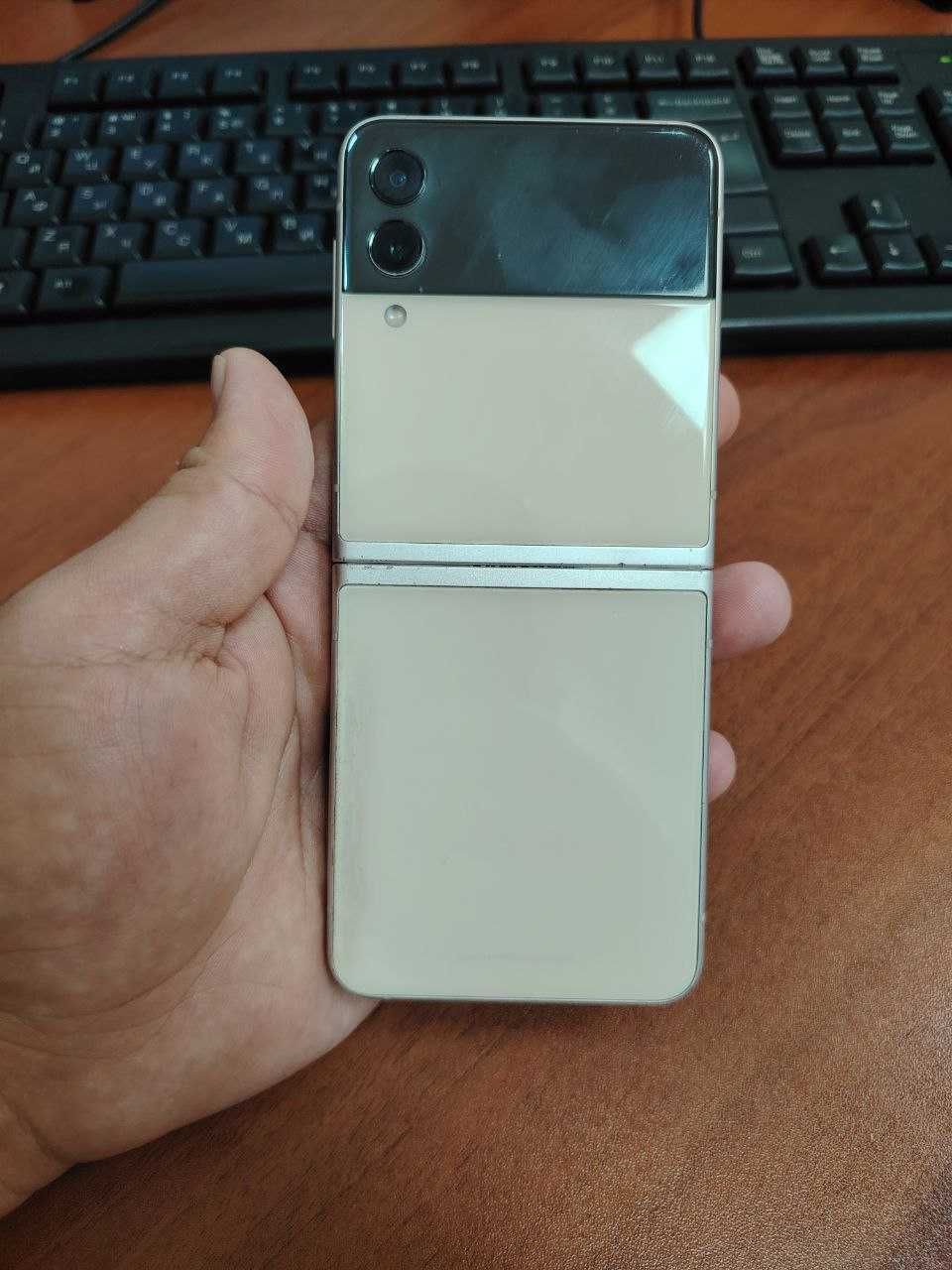 Samsung Galaxy Z Flip3 5G (256 ГБ, молочный цвет)