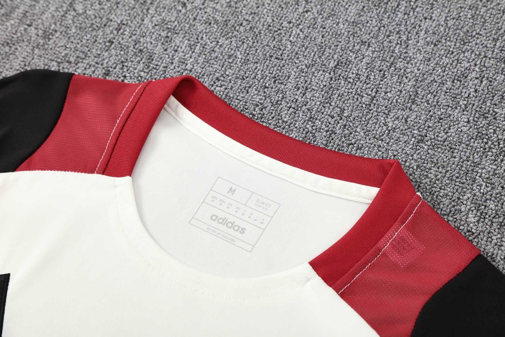 Compleu Adidas Manchester United model rar de antrenament 24/25