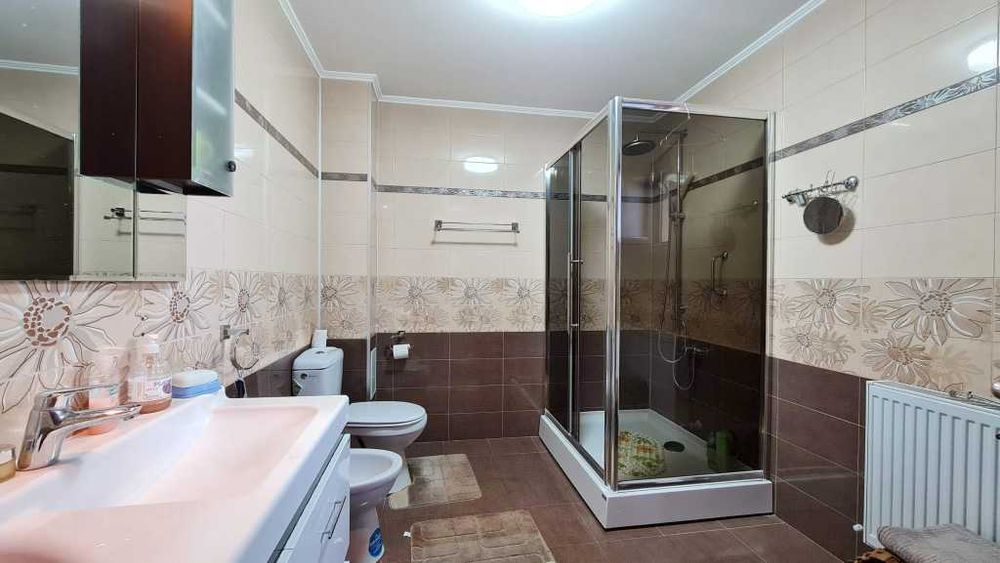 Casă modernă cu 5 camere și 5 băi confort în inima stațiunii Predeal