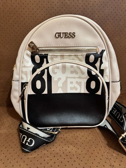 дамска раница с една забележка,която се вижда на последната снимка