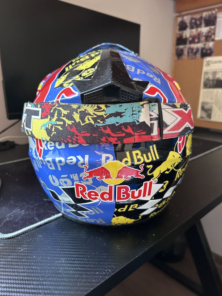 Каска на Red bull