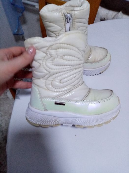 Продам зимнюю обувь в хорошем состоянии на девочку 3-4лет