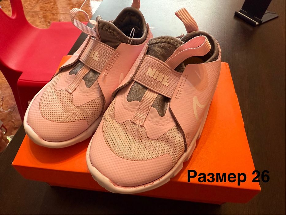 Различни чифтове детски обувки за момиче