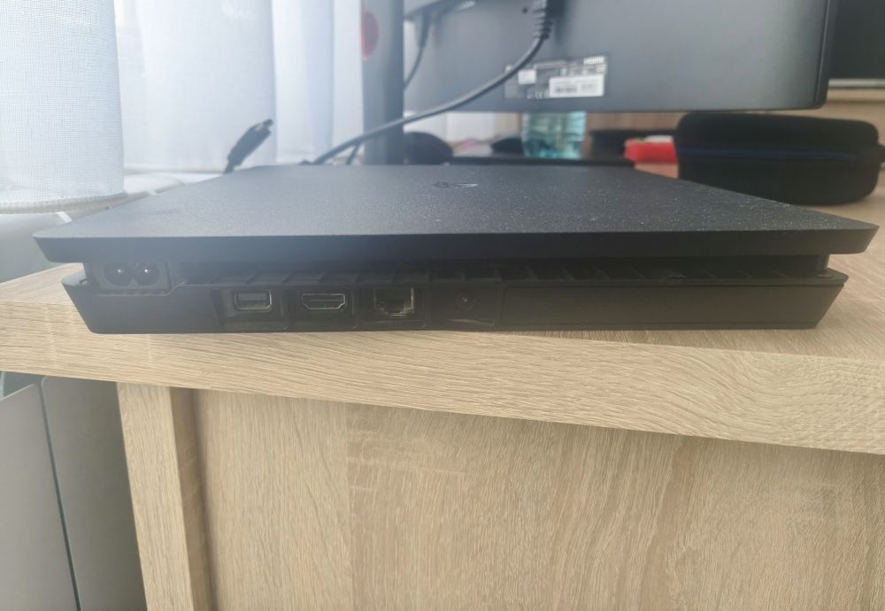 Playstation 4 slim