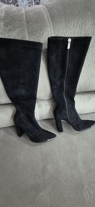 Черни велурени ботуши на ток