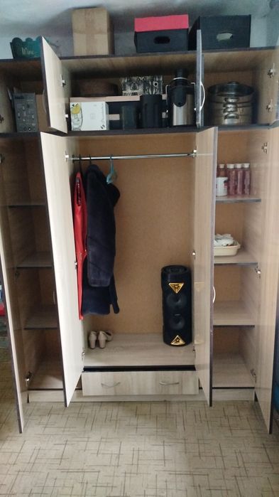 Продается вместительный шкаф с антресолями