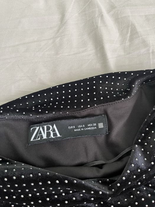 Елегантна черна рокля с блестящи детайли