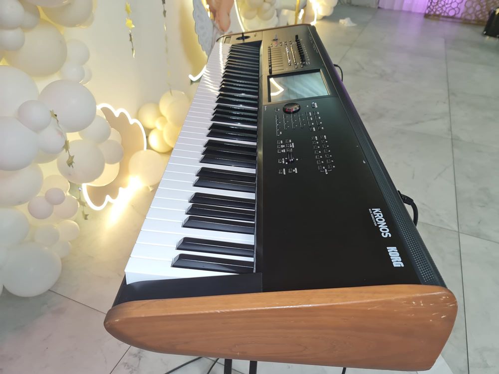 Vand korg kronos 2 sau fac schimb cu un korg pa5 plus diferenta!