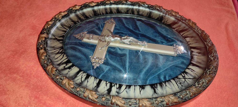 CRUCIFIX TABLOU OVAL
vechime cca 80 ani