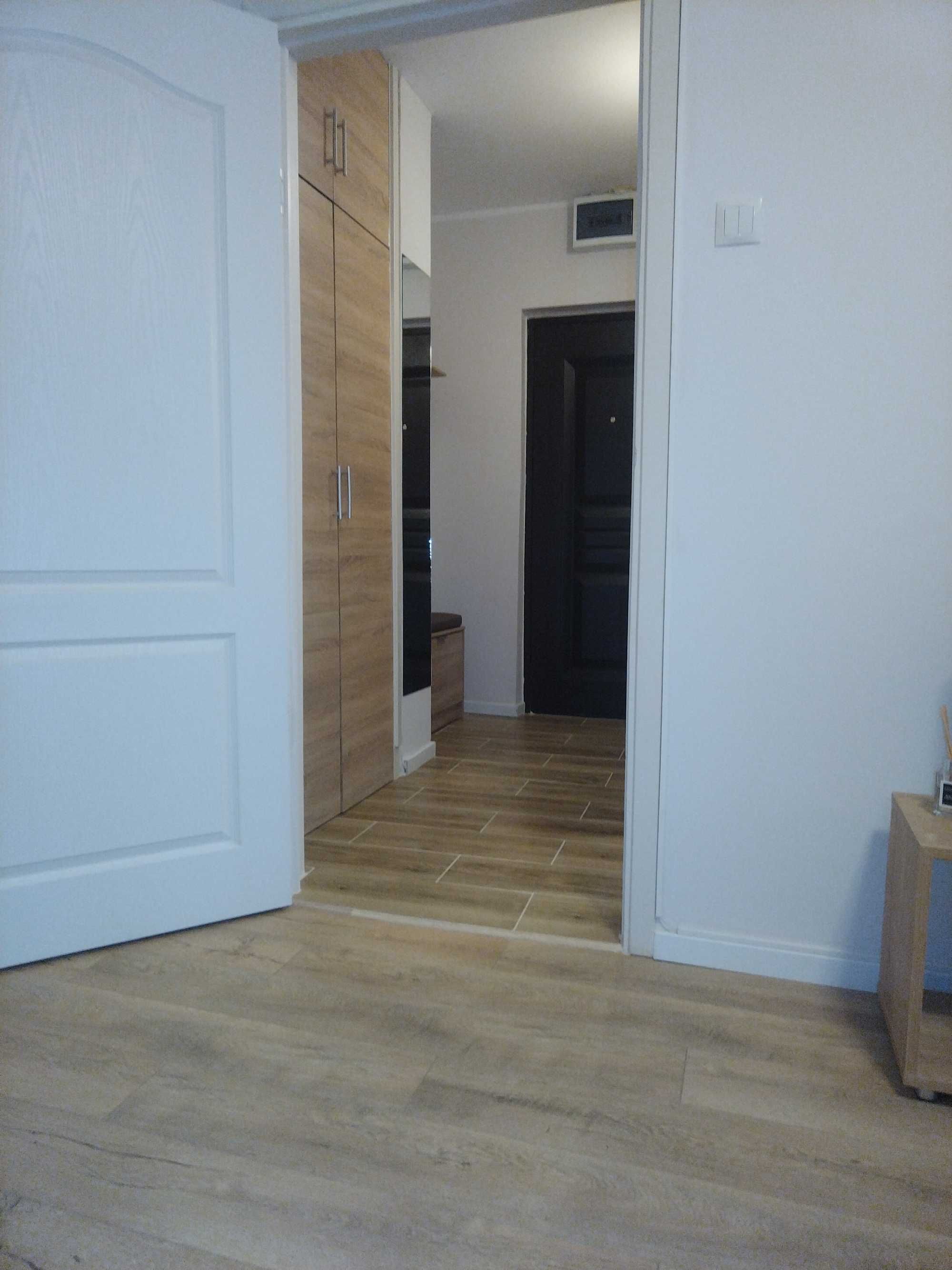 Închiriez garsoniera