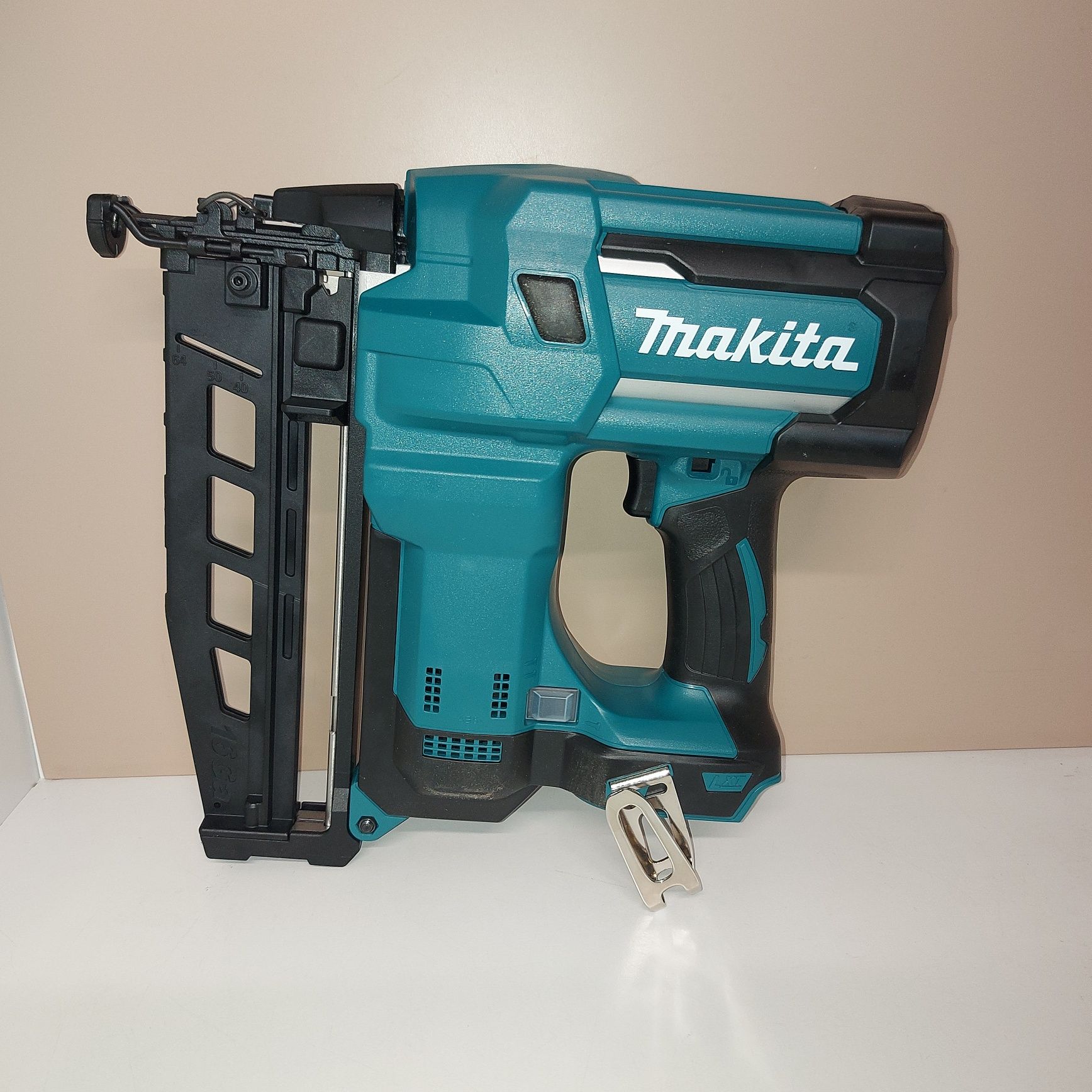 Акумулаторен такер Makita DBN600ZJ