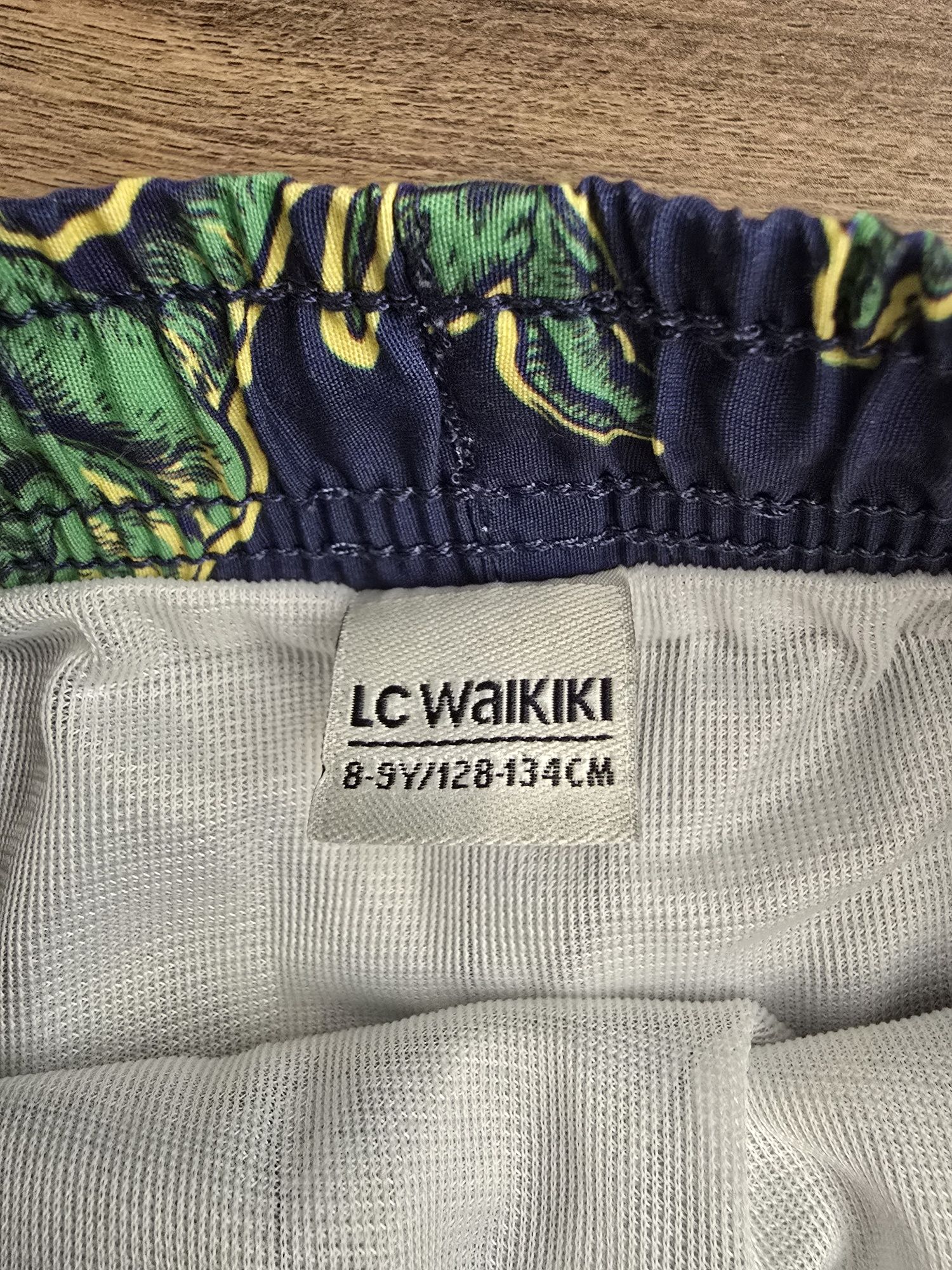 Комплект шапка,потник и плувни шорти,LC waikiki,Marvel,динозаври 134с